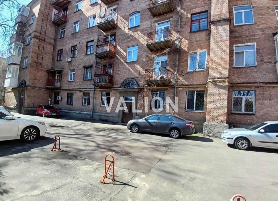 Без % Продаж 2К квартири на Печерську по  вул. Генерала Алмазова, будинок 1 , метро Печерська