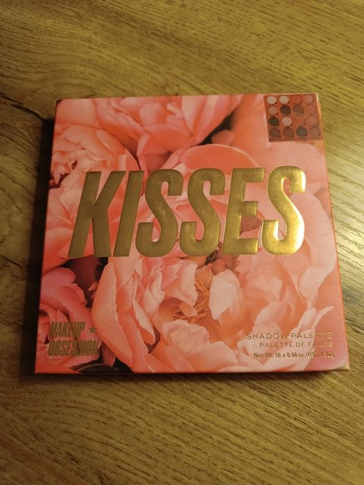 Paleta 16 cieni firmy  Makeup Obsession.