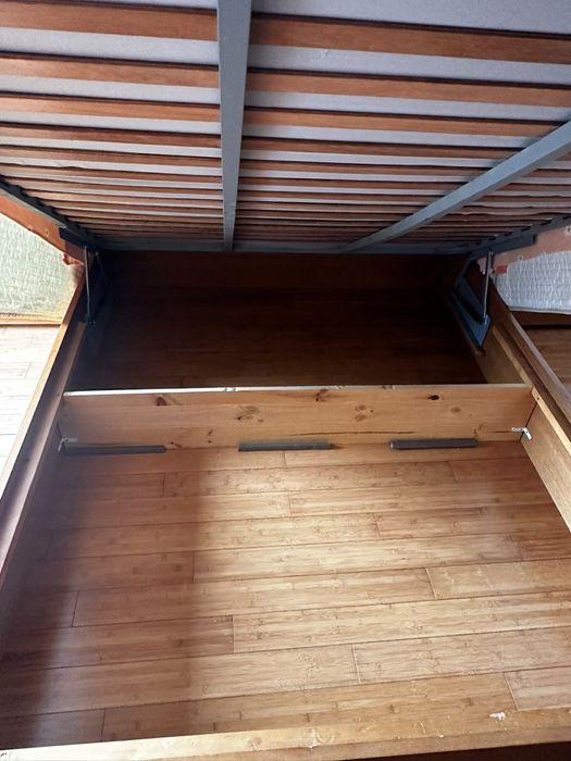 Mobilia de quarto de casal em Carvalho