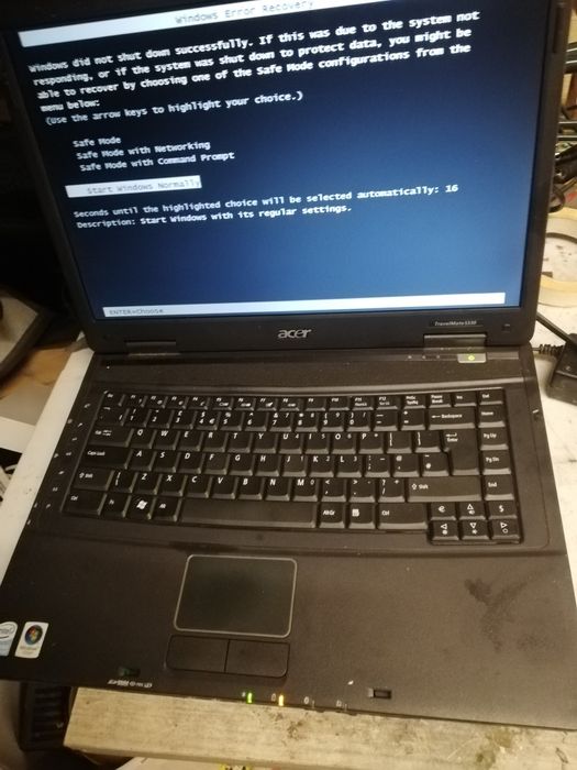 Portátil Acer com carregador a funcionar