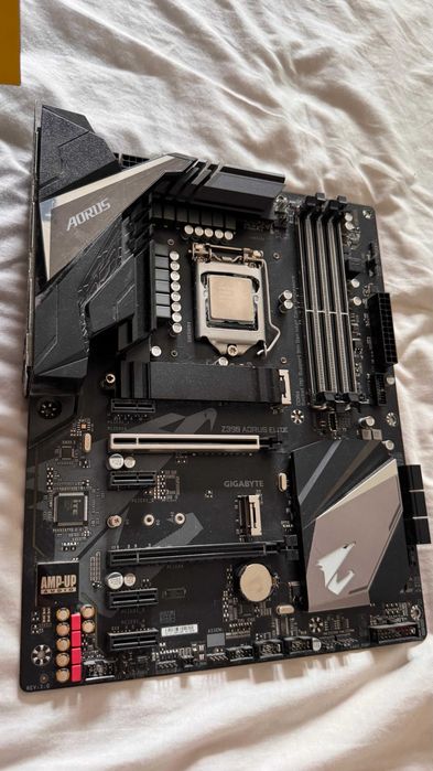 i7 9700K + Gigabyte Z390 AORUS Elite + Corsair A500
