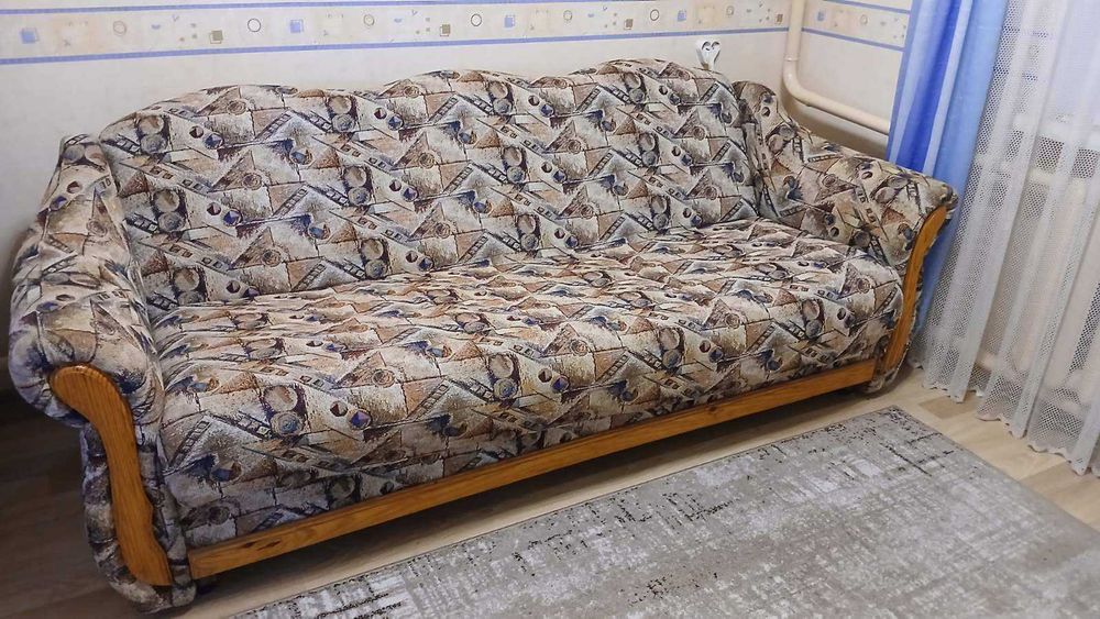 Продаю диван книжка у гарному стані також із чохлом .Торг