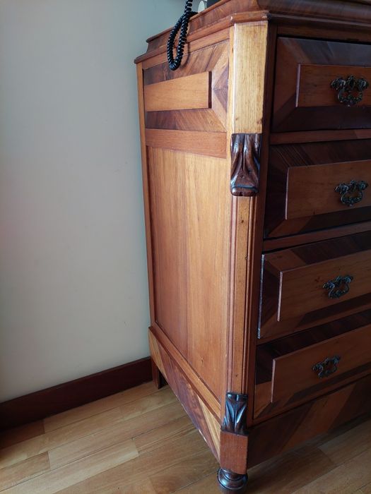 Cómoda antiga de estilo, com ferragens originais cinco niveis de gavet