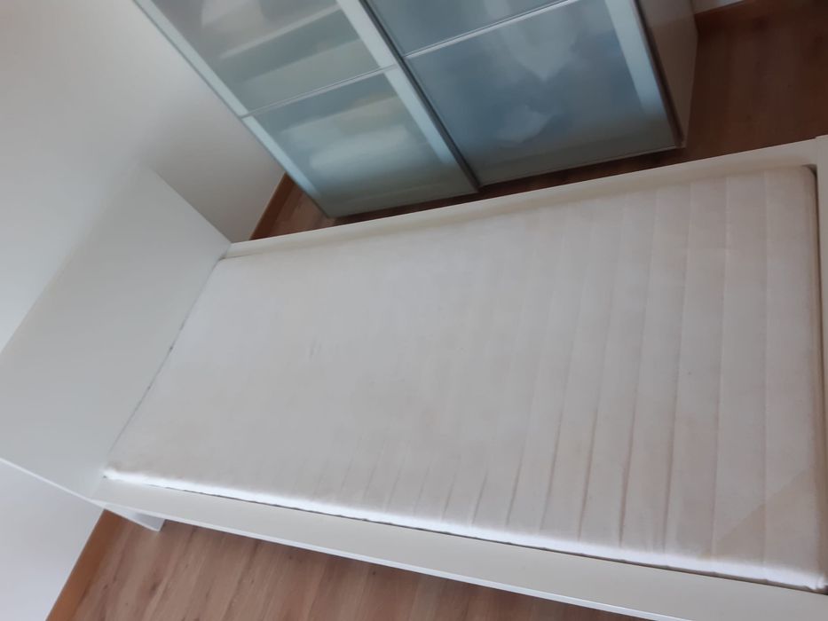 Cama ikea malm 90x200 (mais dois colchoes)