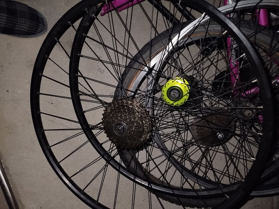 Vendo tudo junto rodas de bicicleta em alumínio e em ferro e quadros