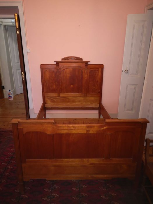 Cama de corpo e meio em tola