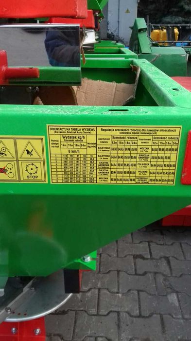 Розкидач міндобрив лійка рум 1000 кг Польща чистий Оригінал