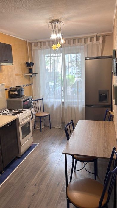 Продам 3к улучшенку 1й эт/9и кухня 9м газ, кирпич, м. Ботсад