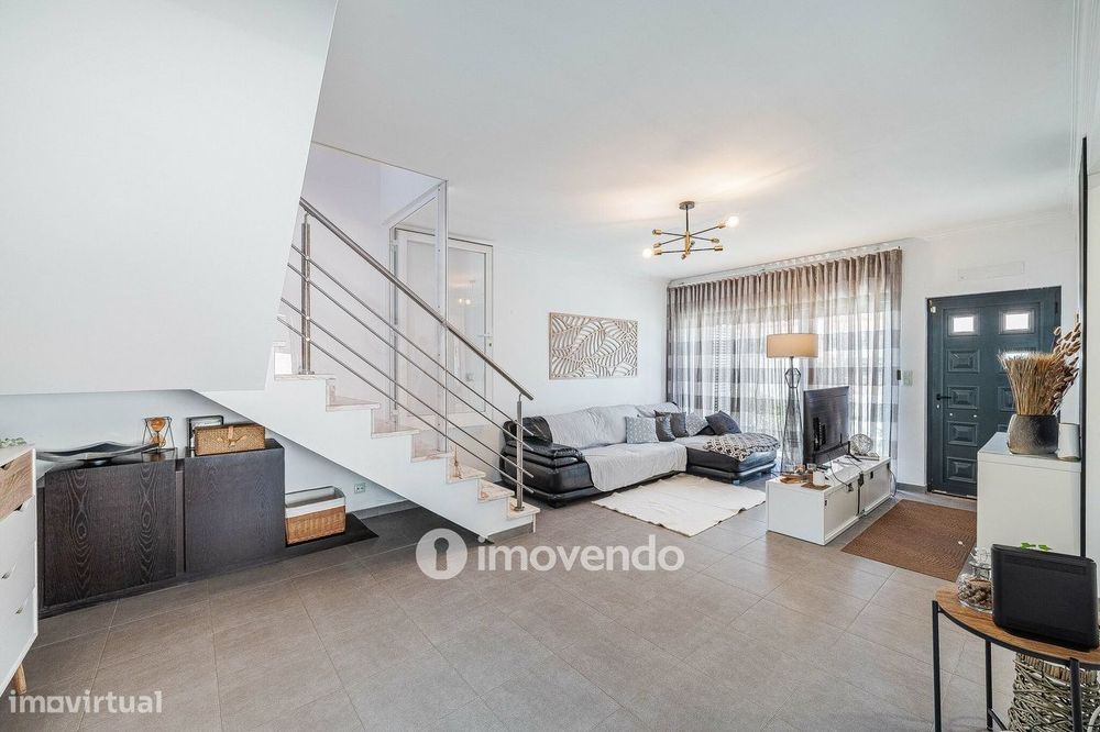 Moradia T3+1 de design moderno, com jardim, na Quinta do Anjo