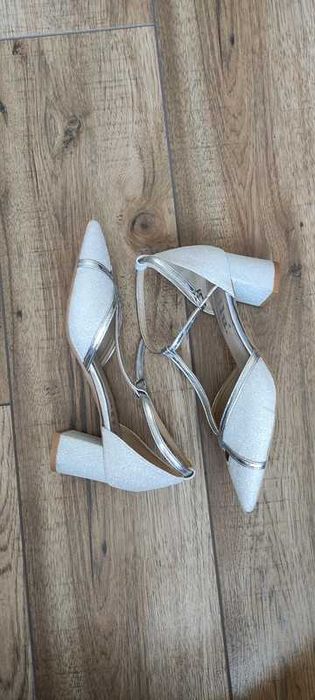 buty ślubne srebrne błyszczące brilu