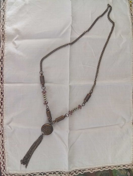 Colar de fantasia, em dourado velho