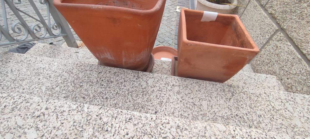 Vasos e pratos de barro