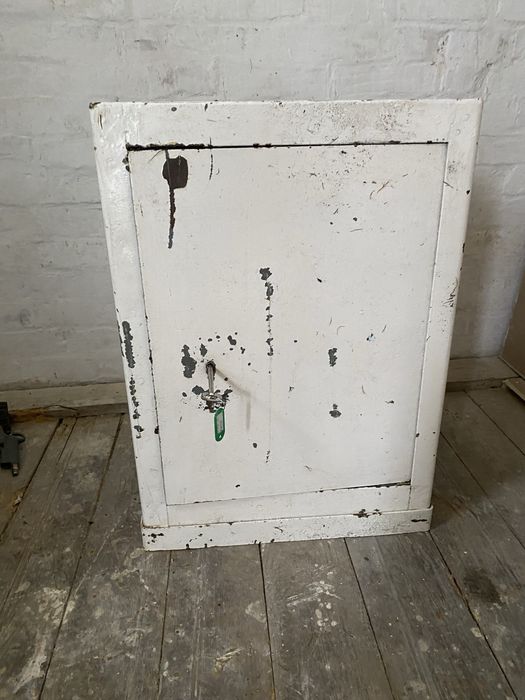 Sejf metalowy, solidny.