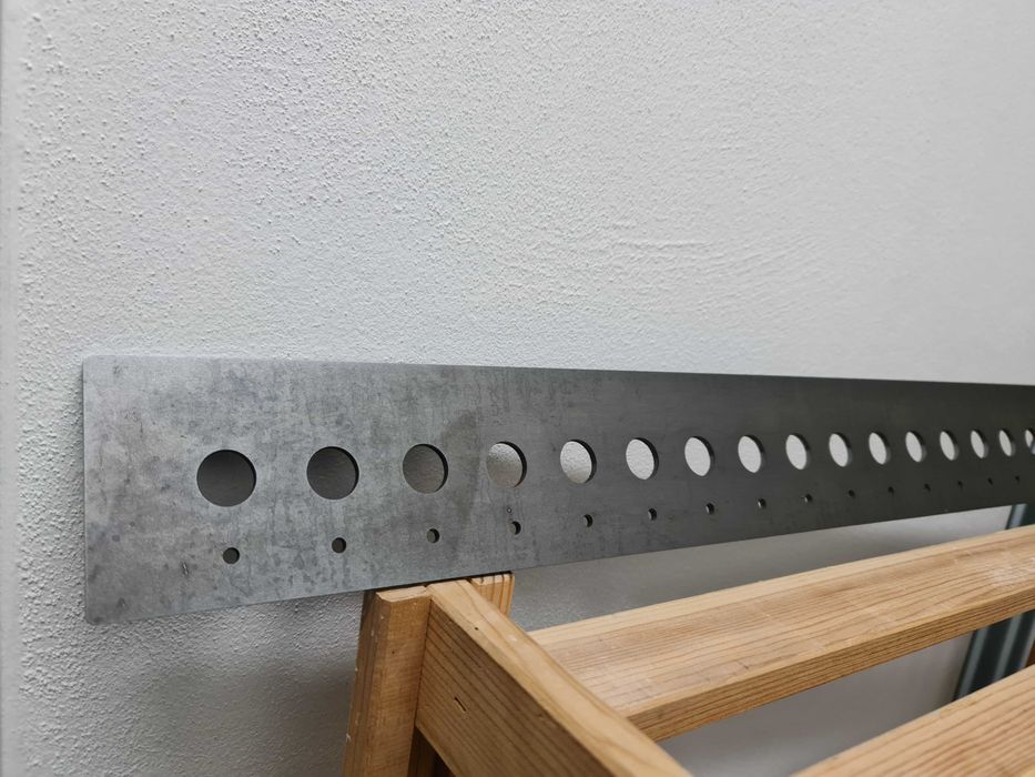 Szablon stolarski rząd otworów  fi 4 i 16,2  rozstaw 32 mm - 552x74x3