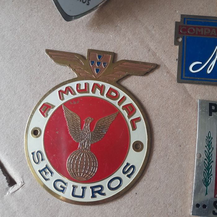 Para venda placas de seguros de carros antigos raras em bom estado.