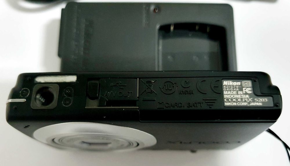 Nikon   Coolpix S203.
