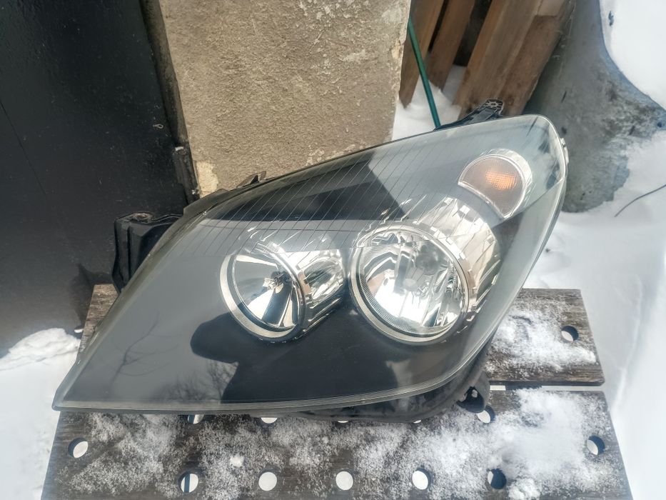 Opel Astra H lampa przednia lewa Hella