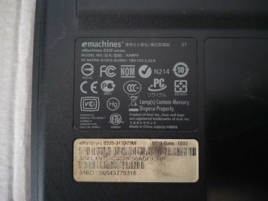 Ноутбук eMachines E525. Під ремонт або на запчастини.