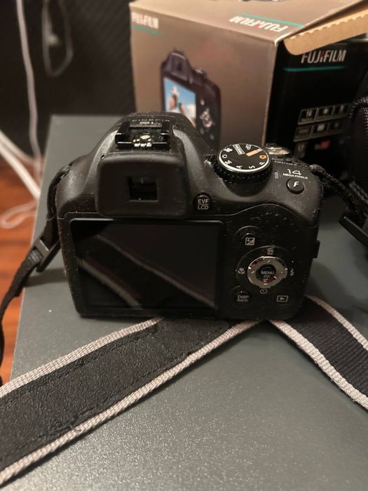 Фотоапарат FinePix SL260 від Fujifilm.