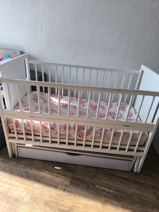 Кроватка с маятником+ матрас и 2 в1 комод +пеленальный стол