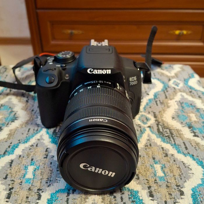 Canon EOS 700D + kit 18-135mm объектив идеальное состояние