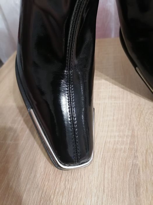 Лаковані чоботи.