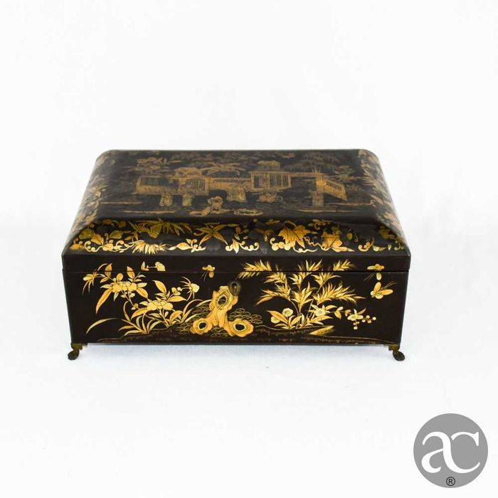 Caixa de costura em Laca chinesa com decoração dourada, séc. XIX