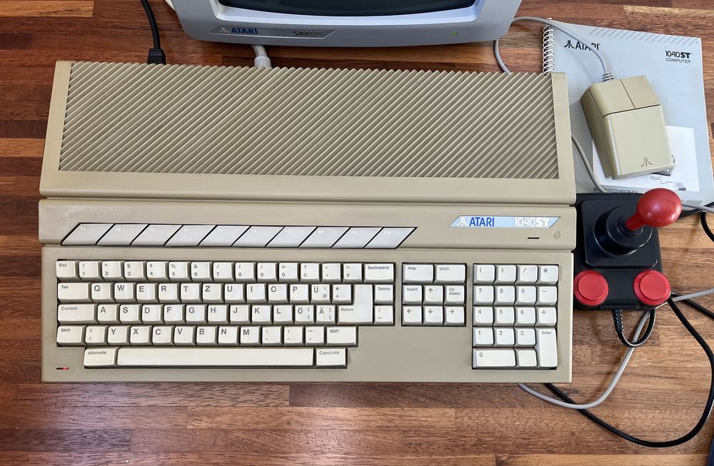 Atari 1040 STF + monitor Atari SM124 & SC1224 + mysz + joystick