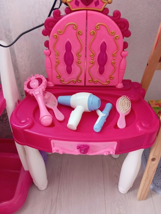 Трюмо,дзеркало для дівчинки безкоштовно