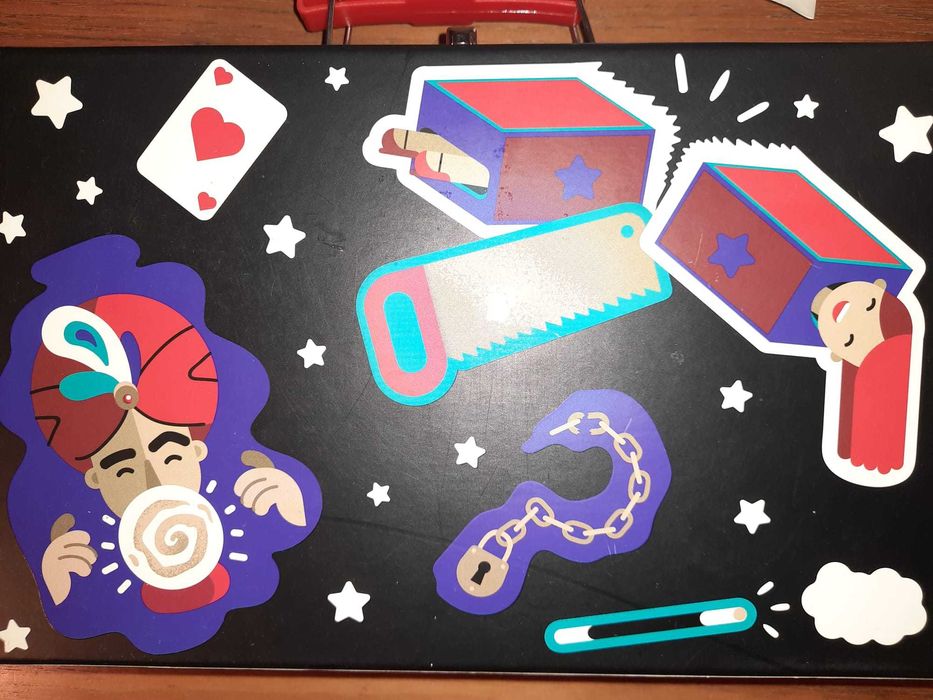 Caixa com conjunto de magia. Preço: 9 euros.