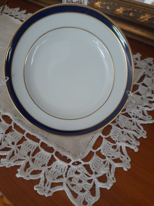 Pratinhos e peças de porcelana