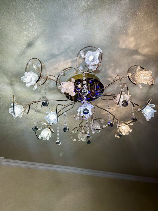 Продається люстра в золотому кольорі.