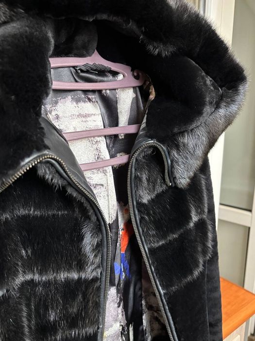 Продам   шубу из мутона с норкой с капюшоном !