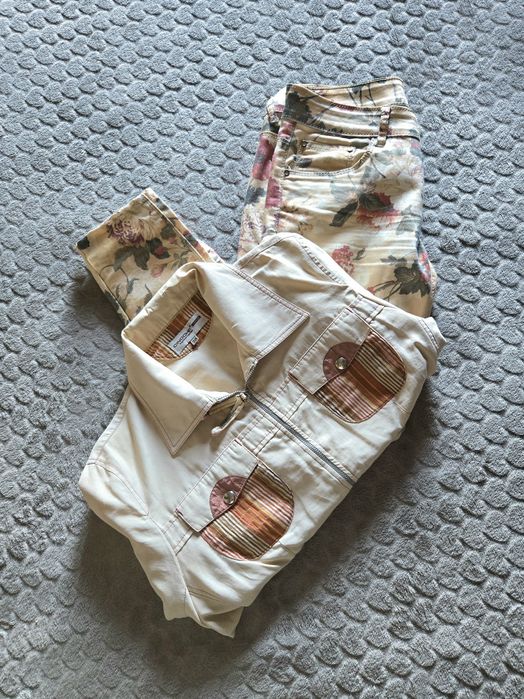 Conjunto de jaqueta e calças com padrão floral