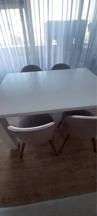 Mesa de jantar madeira macica lacada a branco