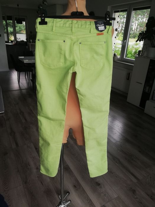 W25 L32 limonkowe nowe spodnie damskie jeansy rurki Wrangler