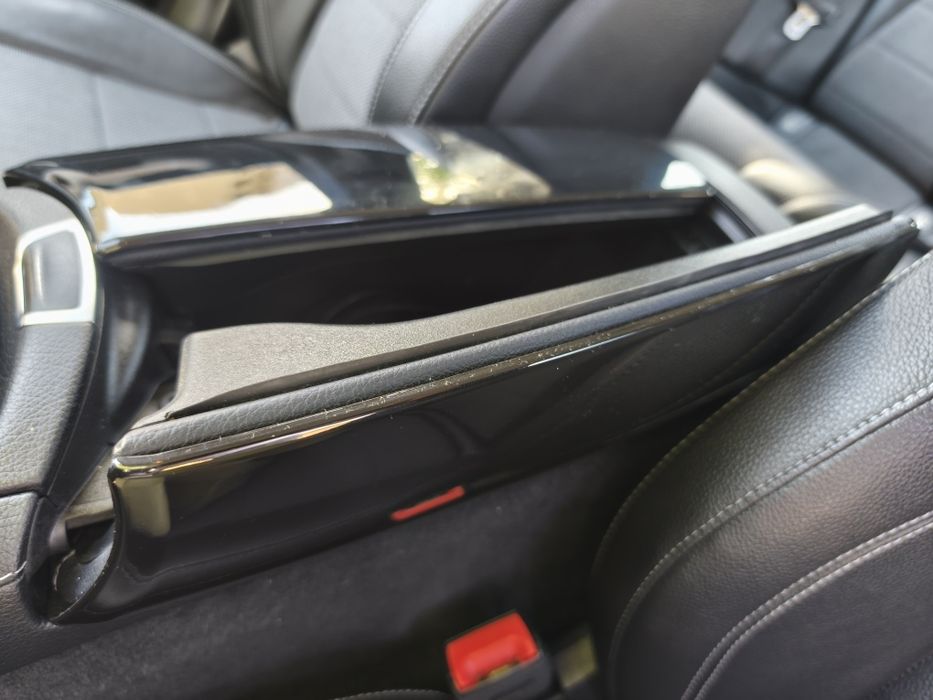 Mercedes E W 213 assessório consola central  acabamento das tampas porta objetos . Fácil aplicação !