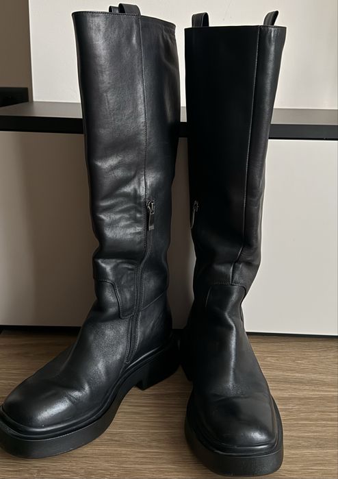 Високі чоботи чорного кольору