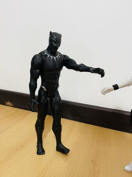 Bonecos Figuras Pantera Negra e Viúva Negra