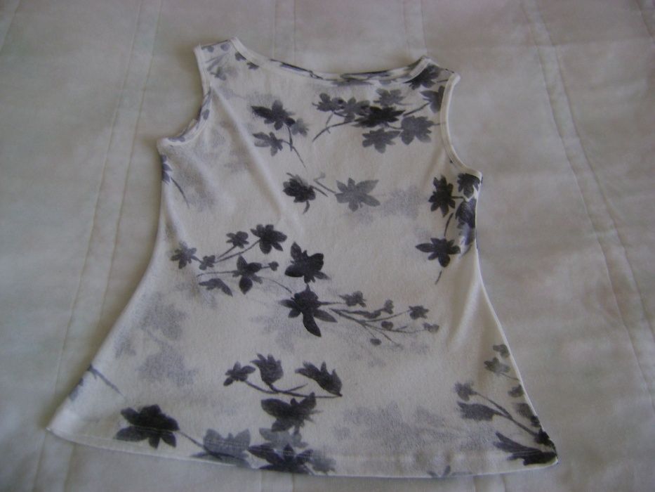 Camisola branca com flores cinzentas