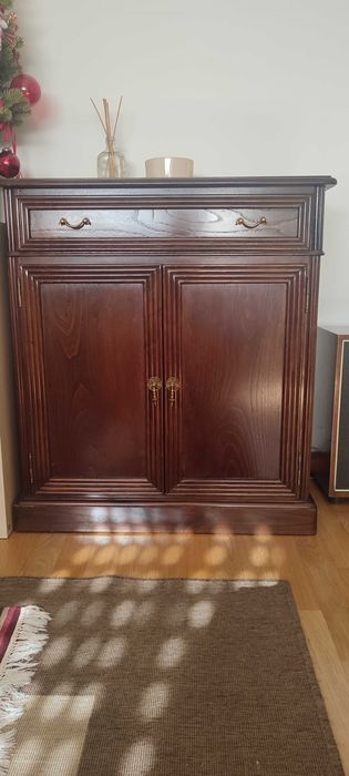 Aparador/Armário Bar em Madeira Maciça – Perfeito para Bebidas e Jogos