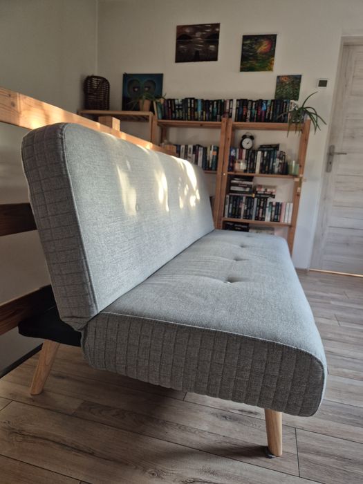 Rozkładana szara sofa
