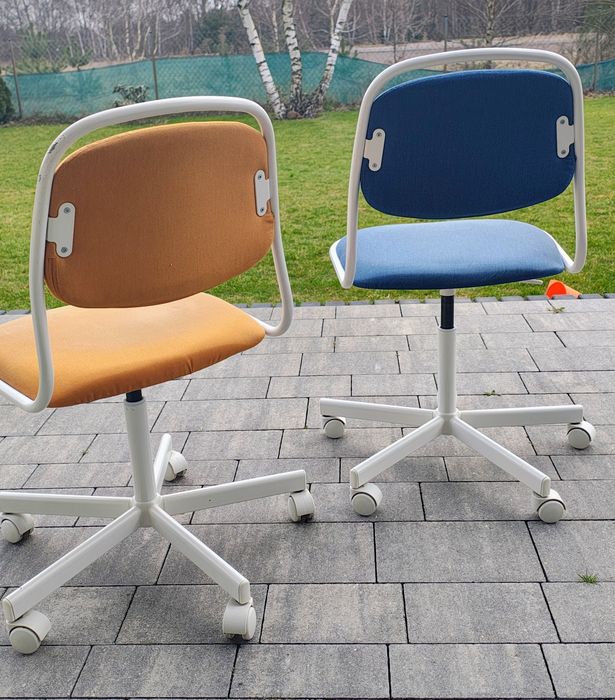 Dwa krzesła obrotowe