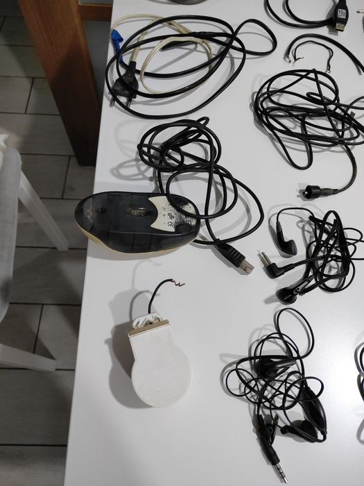 Наушники, шнуры, зарядное для телефона