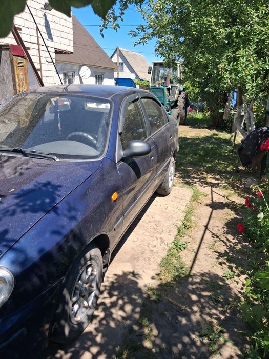Продам автомобіль деу ланос.