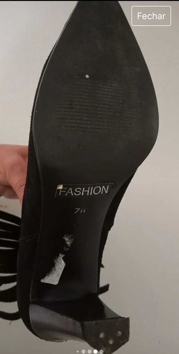 Botins pretos em pele