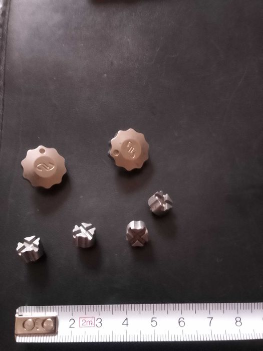 2x Gałka Newport KD.75 + 4x Blaszki stykowe mikroprzełącznika – STAN BDB