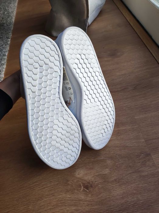 Ténis brancos Adidas
