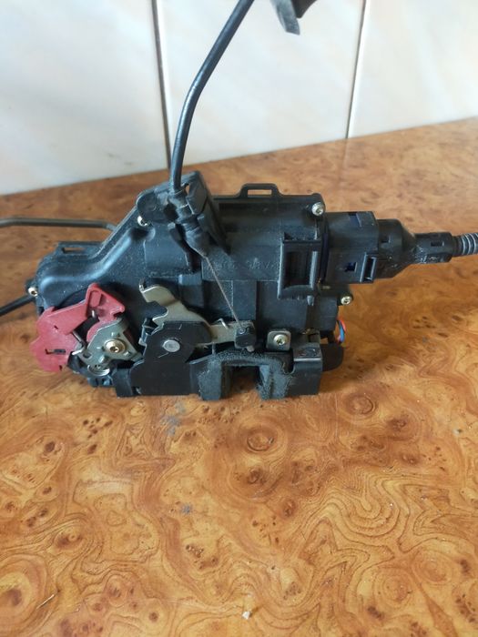 Zamek drzwi lewy przód Audi A8 D3, 4E1 837.015