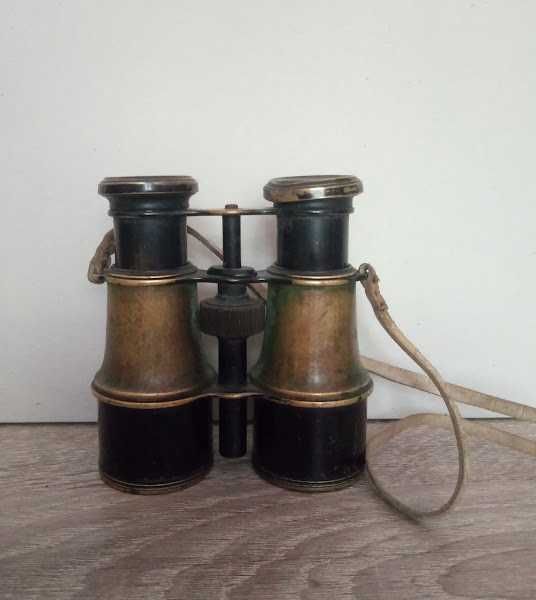 Старый бинокль. винтажный.